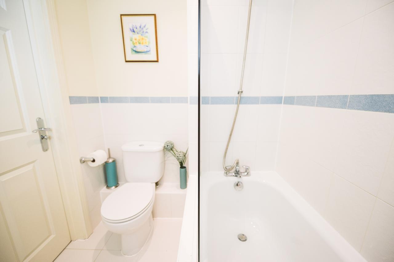 Charming Two Bedroom Apartment With Free Private Parking Ледърхед Екстериор снимка