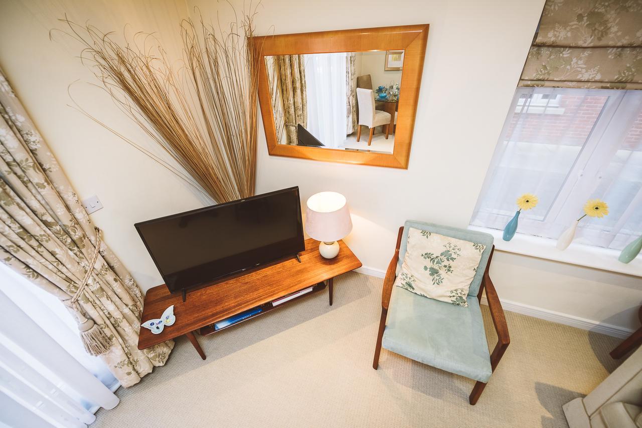 Charming Two Bedroom Apartment With Free Private Parking Ледърхед Екстериор снимка