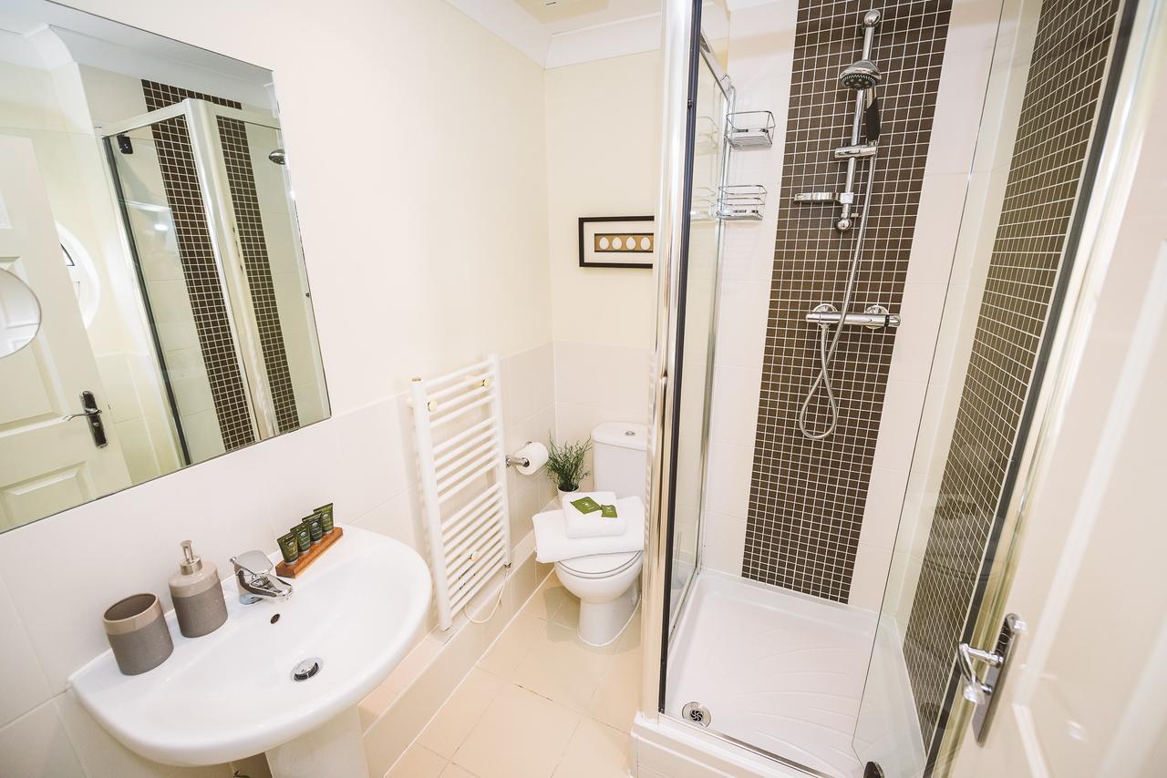 Charming Two Bedroom Apartment With Free Private Parking Ледърхед Екстериор снимка