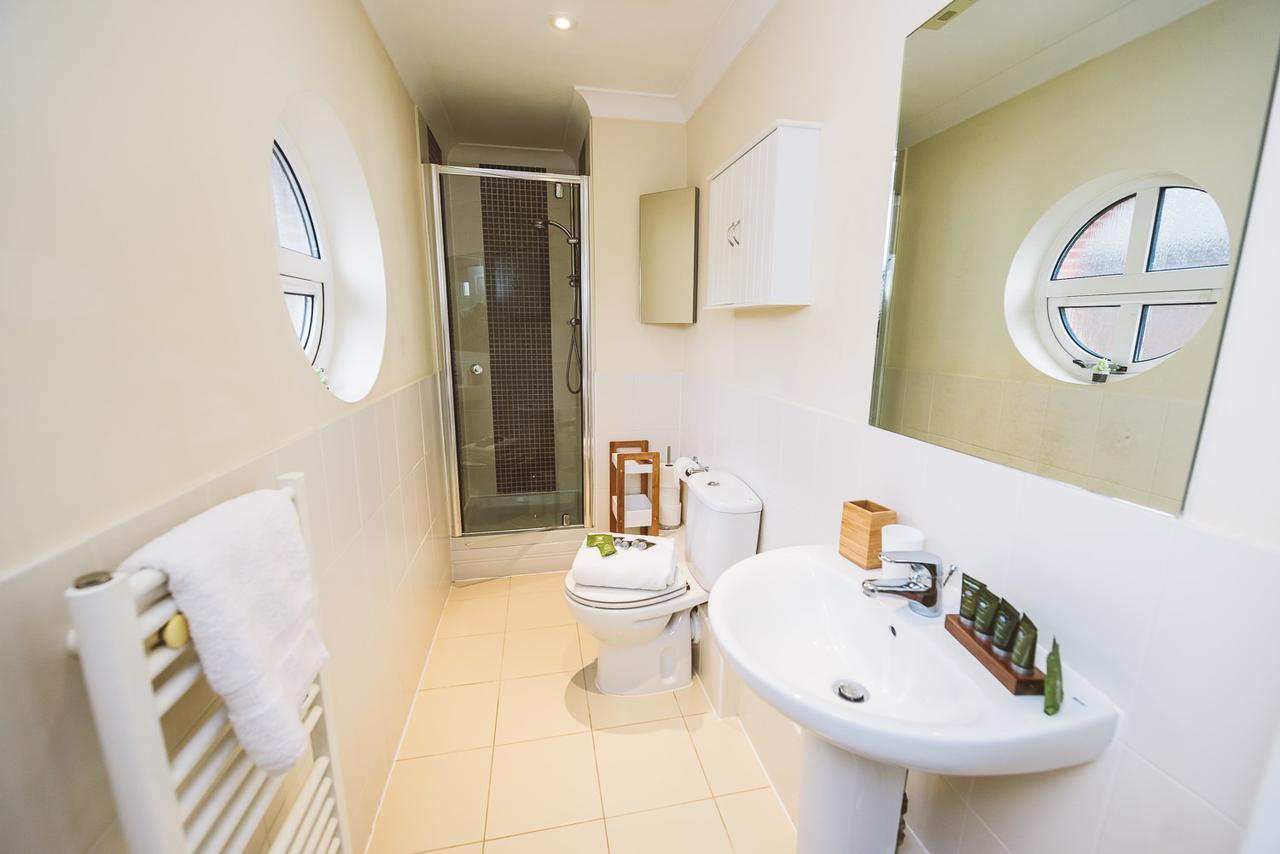 Charming Two Bedroom Apartment With Free Private Parking Ледърхед Екстериор снимка