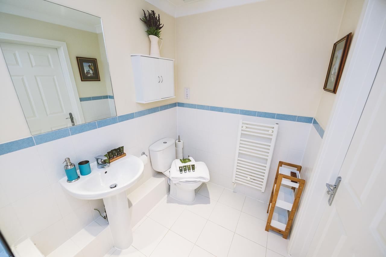 Charming Two Bedroom Apartment With Free Private Parking Ледърхед Екстериор снимка