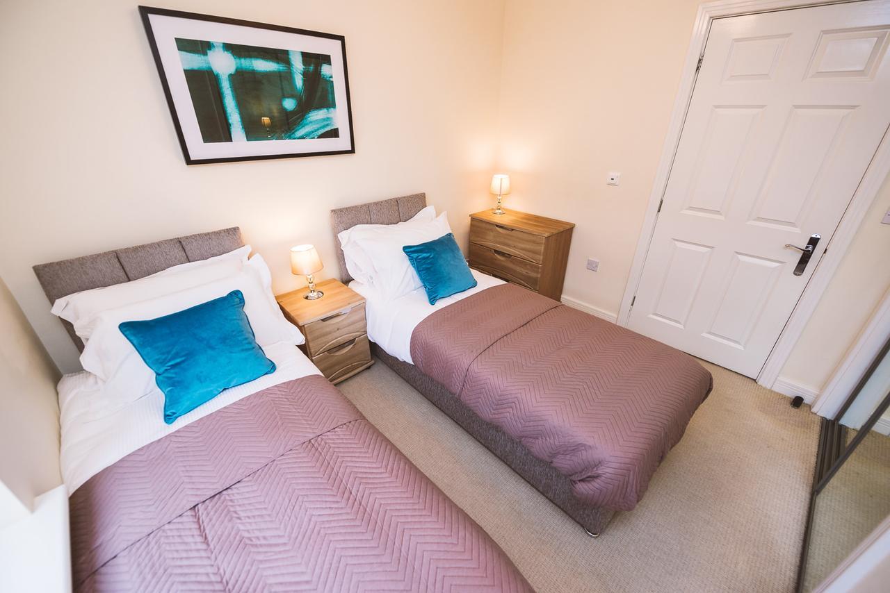 Charming Two Bedroom Apartment With Free Private Parking Ледърхед Екстериор снимка