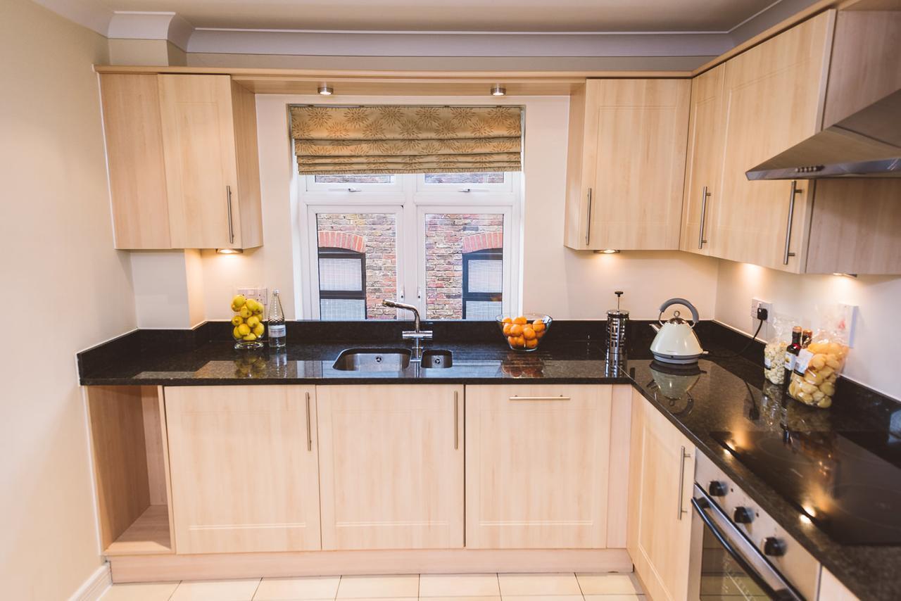 Charming Two Bedroom Apartment With Free Private Parking Ледърхед Екстериор снимка