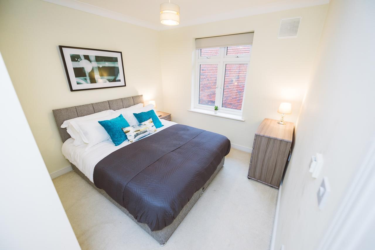 Charming Two Bedroom Apartment With Free Private Parking Ледърхед Екстериор снимка