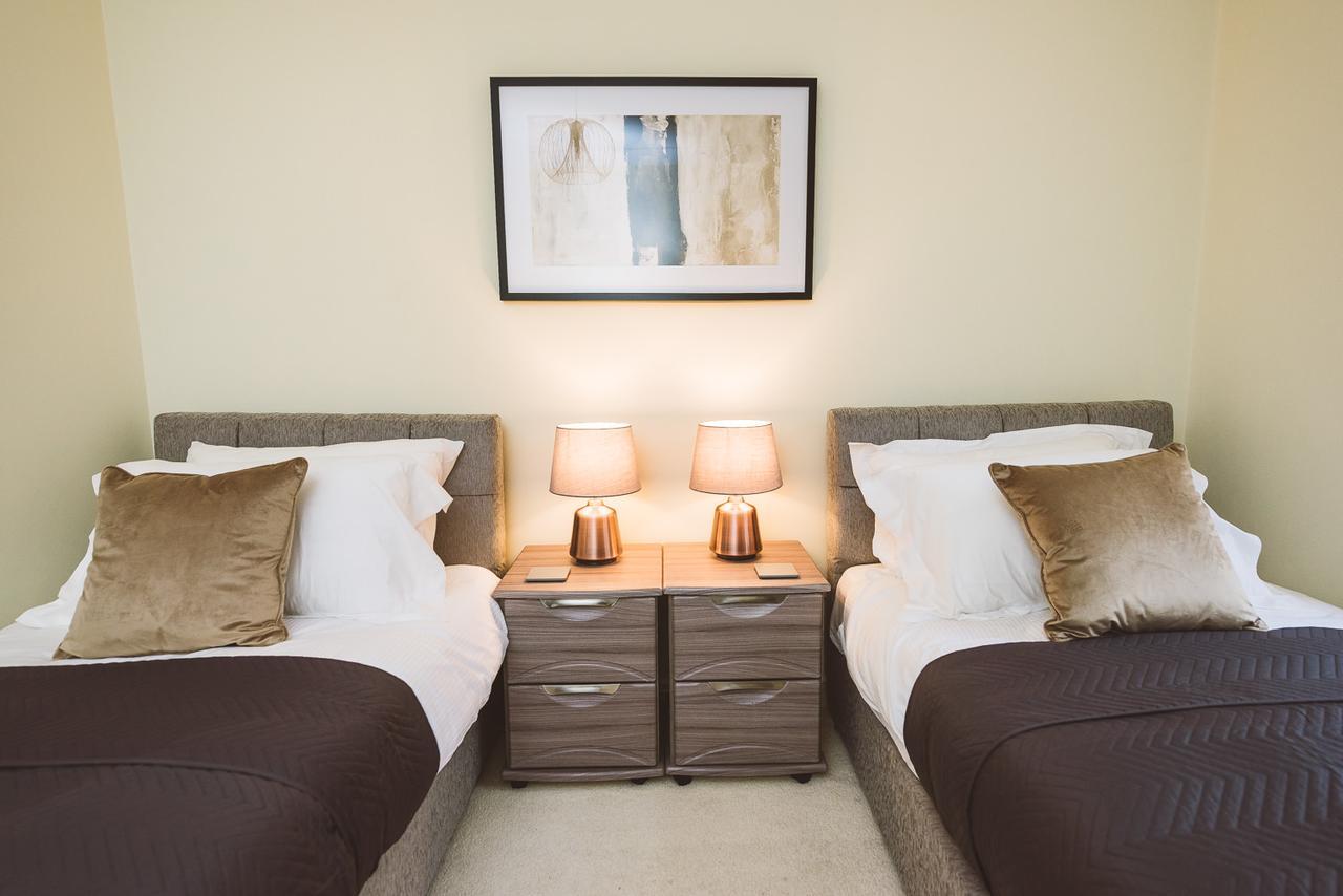 Charming Two Bedroom Apartment With Free Private Parking Ледърхед Екстериор снимка