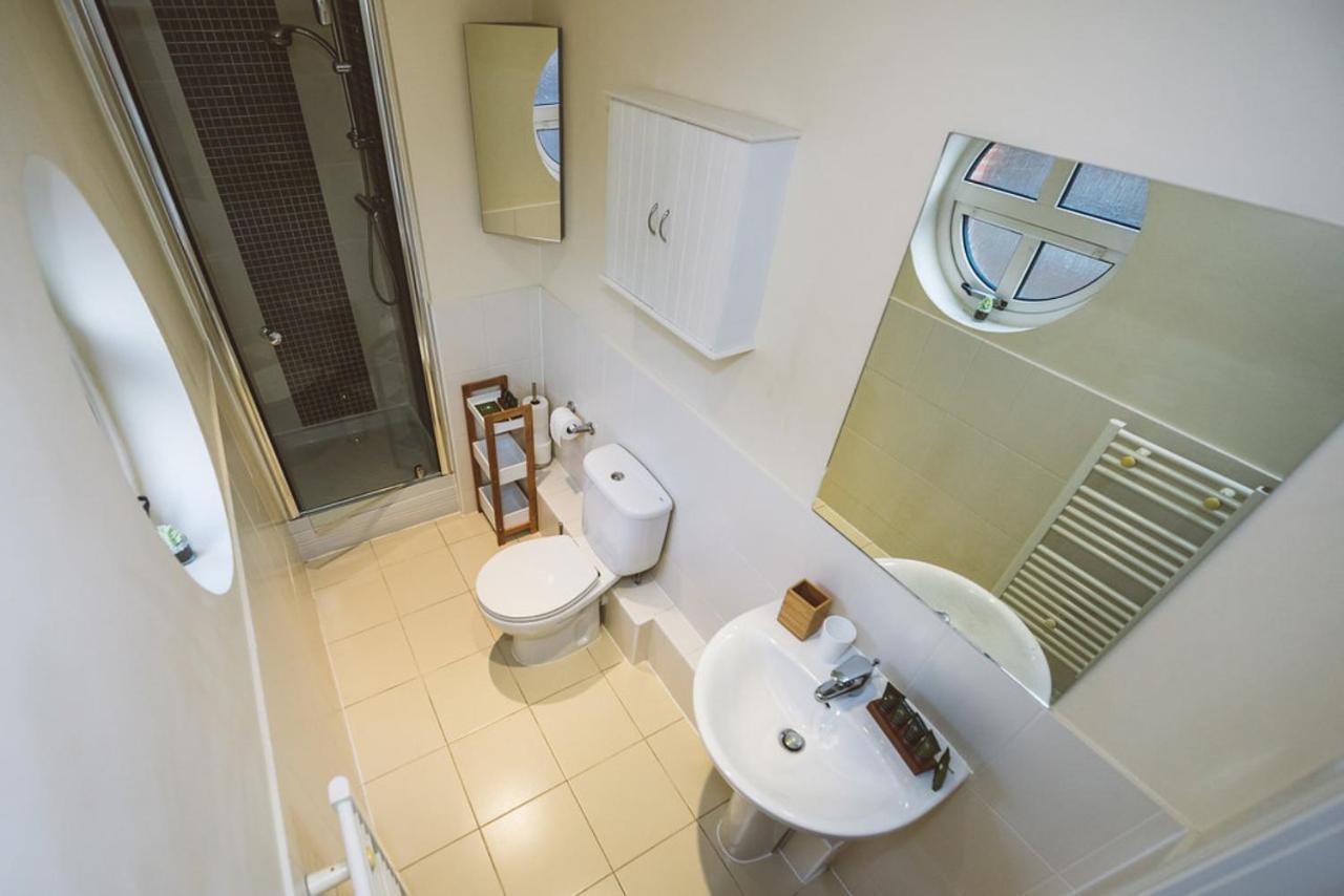 Charming Two Bedroom Apartment With Free Private Parking Ледърхед Екстериор снимка