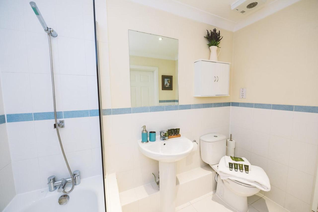 Charming Two Bedroom Apartment With Free Private Parking Ледърхед Екстериор снимка